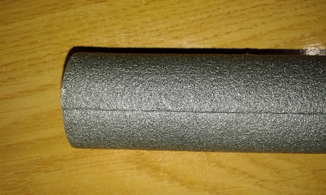 con un trozo de aislante de los que se usan en fontanería, cortado en trocitos, lo puse a una distancia de 20 centímetros cada uno, para darle flotabilidad al cable de datos<br /><br />with a piece of insulation of those used in plumbing, cut into pieces, I put it at a distance of 20 centimeters each, to give buoyancy to the data cable