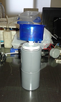 así es como debería quedar, de momento solo lo tengo presentado, que no pegado, para ver como quedan las piezas en su sitio, pero creo que esta demasiado justo, no me queda espacio entre la bocina, el eje y el colector azul, para poder introducir una alicate y poder apretar la hélice al eje, la idea es buena, pero tengo que hacerlo un poco mas largo, y poner alguna pieza para atornillar el colector al prensaestopa<br /><br />This is how it should be, at the moment I only have it presented, that it is not stuck, to see how the pieces are in their place, but I think it is too fair, I do not have space between the horn, the axis and the blue collector, can introduce a pliers and can tighten the propeller to the shaft, the idea is good, but I have to do it a little longer, and put some piece to screw the collector to the stuffing box