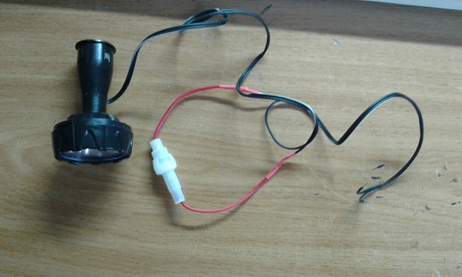 desmontandola y sacandole las tripas me cabe justa en el cartucho del motor<br /><br />dismantling and removing the guts fits me just in the engine cartridge
