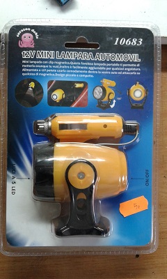 una linterna para coche a 12 voltios con cinco leds, que encima de la mesa da mucha luz<br /><br />a 12-volt car torch with five leds, which gives a lot of light on the table