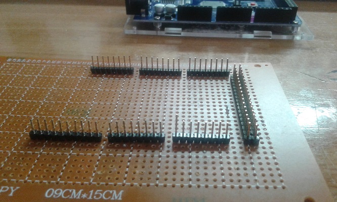 los pines soldados en la placa pcb<br /><br />the soldered pins on the pcb board